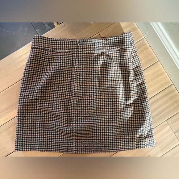 J Crew Wool-blend mini skirt in houndstooth - Picture 3 of 8
